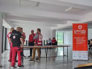 Localnicii din Dorna Candrenilor, consultați și investigați gratuit de voluntari ai Crucii Roșii, cu „Caravana de Bine”