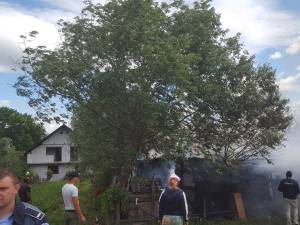 Două gospodării au fost cuprinse de flăcări la Horodnic de Sus