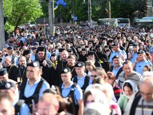 Racla cu moaștele Sfântului Mare Mucenic Ioan cel Nou, purtată în cântări şi rugăciuni pe străzile Sucevei, însoțită de mulțime de credincioși