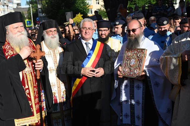 Racla cu moaștele Sfântului Mare Mucenic Ioan cel Nou, purtată în cântări şi rugăciuni pe străzile Sucevei, însoțită de mulțime de credincioși