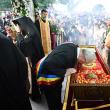 Racla cu moaștele Sfântului Mare Mucenic Ioan cel Nou, purtată în cântări şi rugăciuni pe străzile Sucevei, însoțită de mulțime de credincioși