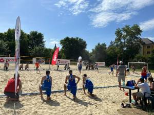 Echipele de beach handbal juniori ale României și Franței se pregătesc in comun, la Timișoara