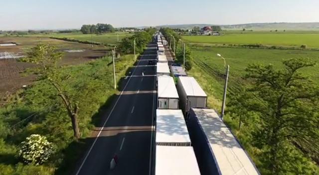 În ciuda măsurilor luate până acum, coloana de camioane care stau să treacă frontiera în Ucraina continuă să crească