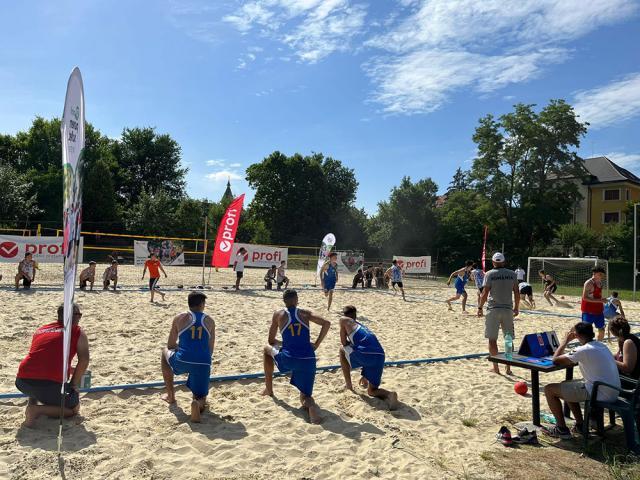 Echipele de beach handbal juniori ale României şi Franței se pregătesc în comun, la Timișoara