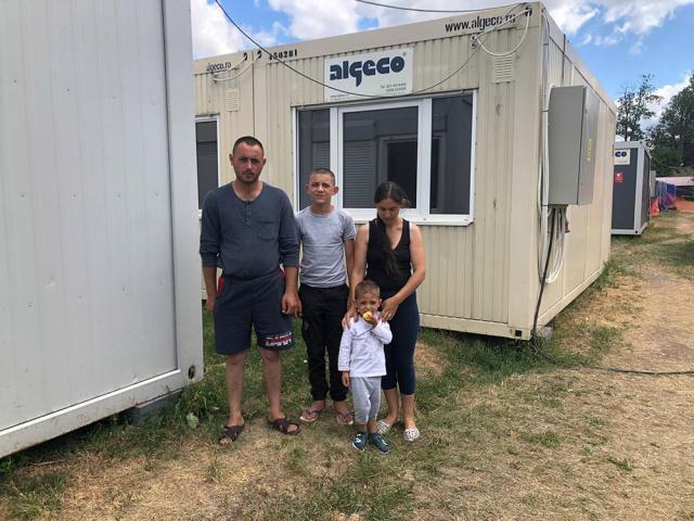 Ucraineni în căsuțele modulare din tabăra de refugiați de la Rădăuți