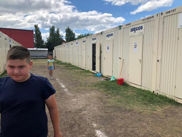 Ucraineni în căsuțele modulare din tabăra de refugiați de la Rădăuți