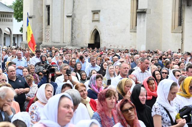 Șase ierarhi au săvârșit Sfânta Liturghie la Mănăstirea „Sf. Ioan cel Nou de la Suceava”, în zi de hram