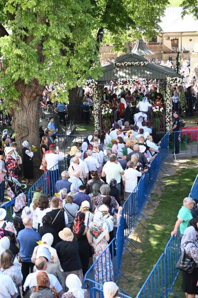 Șase ierarhi au săvârșit Sfânta Liturghie la Mănăstirea „Sf. Ioan cel Nou de la Suceava”, în zi de hram