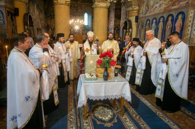 Pomenirea victimelor pandemiei în cadrul unei slujbe oficiată de un sobor de zece preoți, în frunte cu episcopul-vicar Damaschin Dorneanul 1