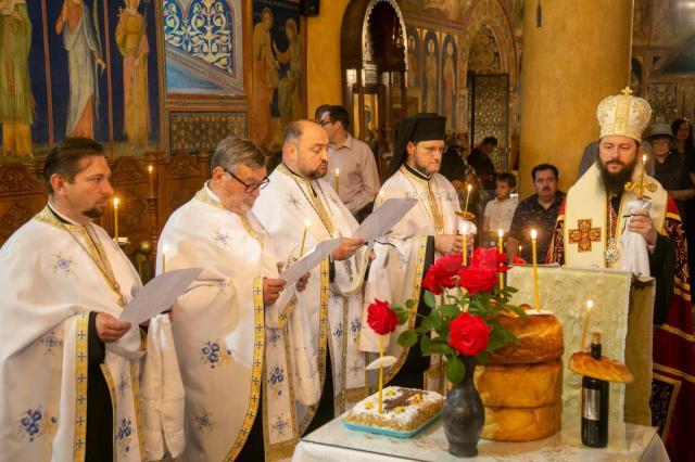 Pomenirea victimelor pandemiei în cadrul unei slujbe oficiată de un sobor de zece preoți, în frunte cu episcopul-vicar Damaschin Dorneanul 3