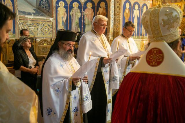 Pomenirea victimelor pandemiei în cadrul unei slujbe oficiată de un sobor de zece preoți, în frunte cu episcopul-vicar Damaschin Dorneanul 6