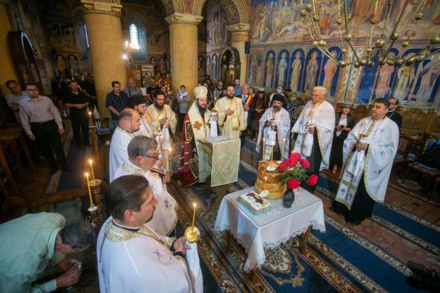 Pomenirea victimelor pandemiei în cadrul unei slujbe oficiată de un sobor de zece preoți, în frunte cu episcopul-vicar Damaschin Dorneanul 8