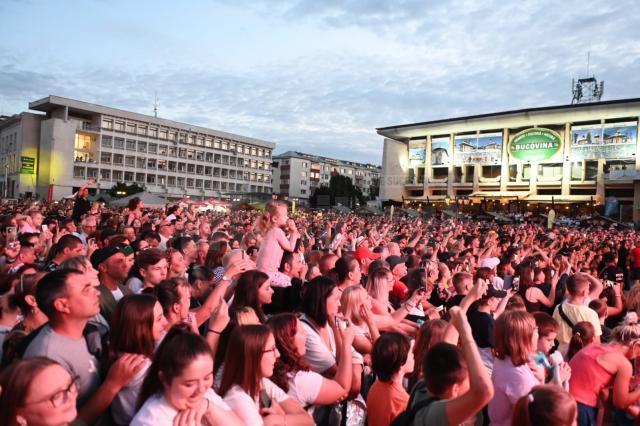 Peste 12.000 de spartiucipanți prezenți la concertele organizate in Centru, de Zilele Sucevei 2022 3