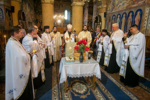 Pomenirea victimelor pandemiei în cadrul unei slujbe oficiată de un sobor de zece preoți, în frunte cu episcopul-vicar Damaschin Dorneanul