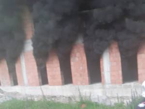 Nori negri de fum la stadionul din Putna