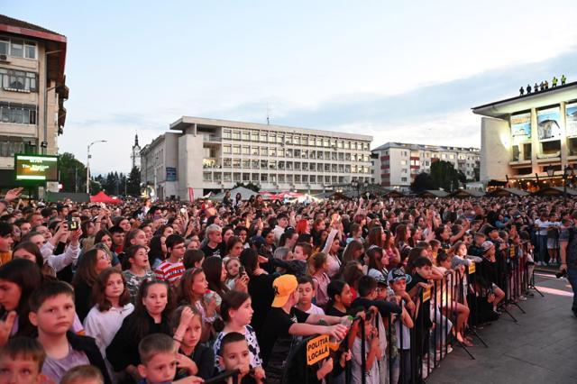 Peste 15.000 de suceveni au participat la concertele din cea de-a treia zi a Zilelor Sucevei. Foto Artistul