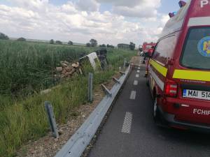O mașină cu lemne s-a răsturnat pe centura municipiului Rădăuți
