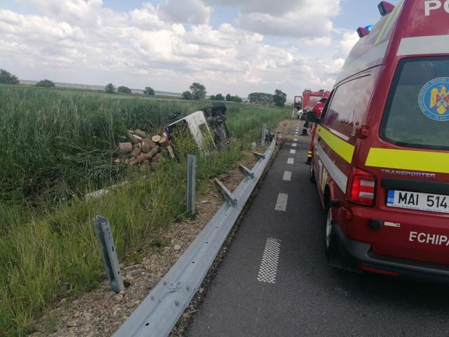 O mașină cu lemne s-a răsturnat pe centura municipiului Rădăuți