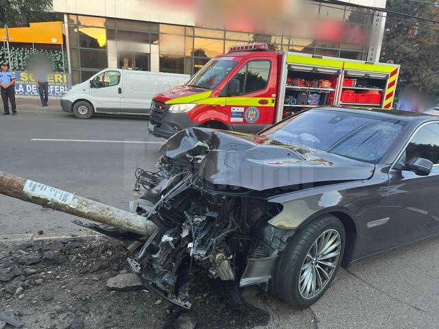 Un şofer beat s-a înfipt cu maşina într-un stâlp, în centrul Sucevei