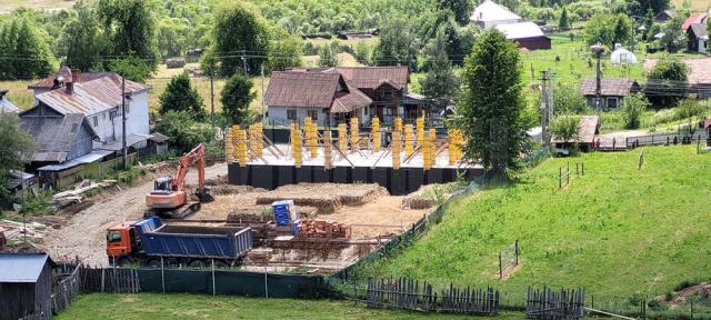 În comuna Vatra Moldoviței au început lucrările la noul cămin cultural construit prin CNI