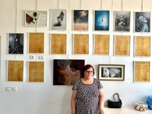 Vernisajul expoziției a avut loc pe 28 iunie, când a fost lansat și volumul „Copacul ușă”, semnat de Elena Varzari
