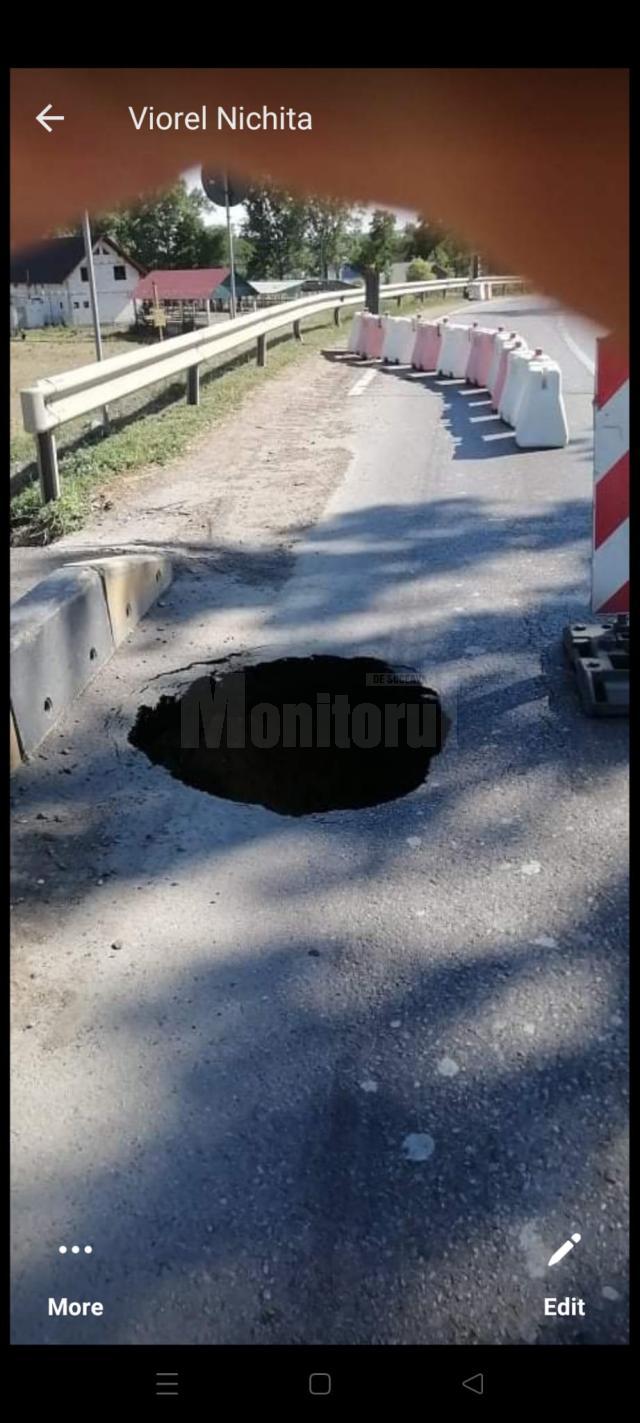 Gaură în podul de la Milişăuţi în timpul lucrărilor de reparaţii