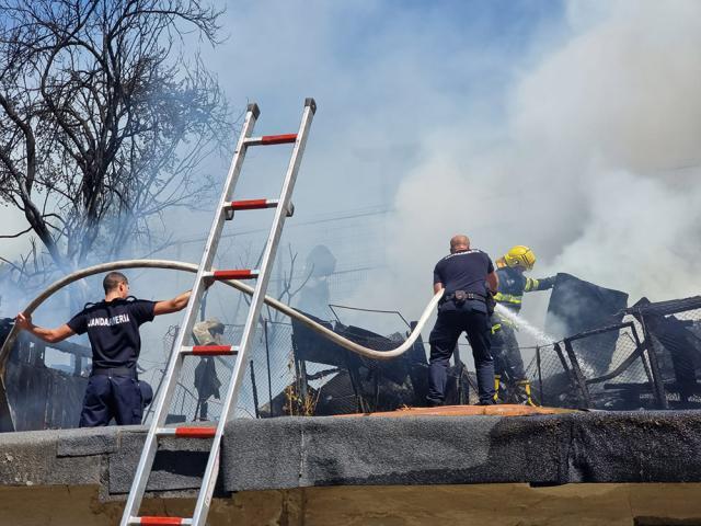 O țigară aprinsă aruncată la voia întâmplării a aprins construcția din lemn