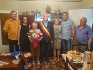 Suceveanca Maria Grijincu, sărbătorită de primarul Ion Lungu la împlinirea a 100 de ani