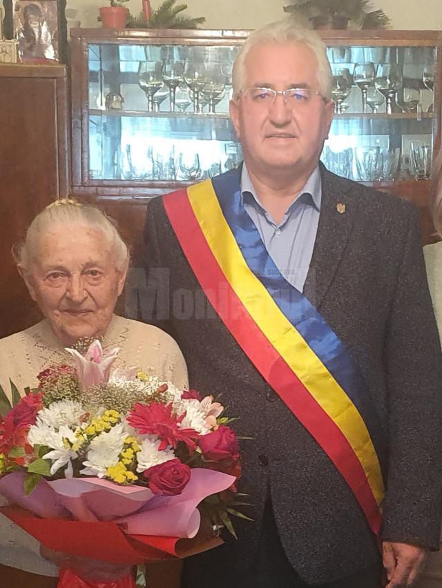 Suceveanca Maria Grijincu, sărbătorită de primarul Ion Lungu la împlinirea a 100 de ani