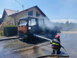 Camion mistuit de flăcări pe o stradă din Fălticeni