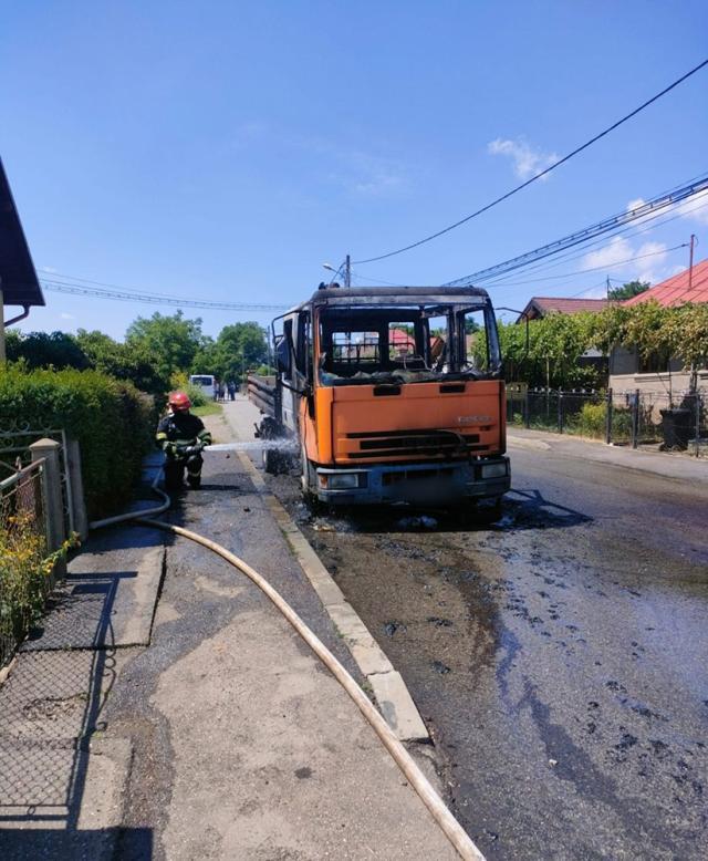 Camion mistuit de flăcări pe o stradă din Fălticeni