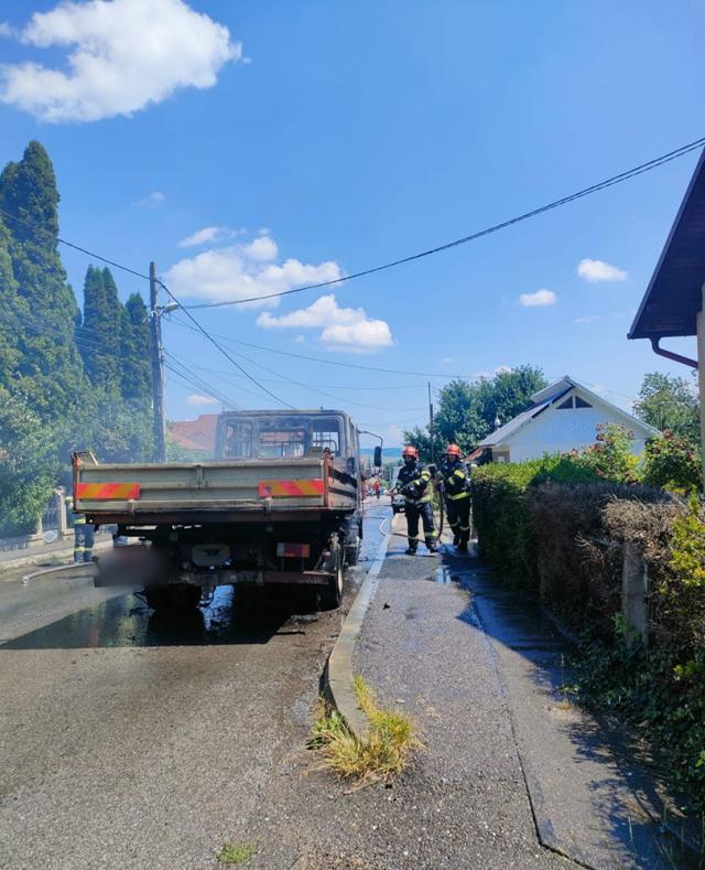 Camion mistuit de flăcări pe o stradă din Fălticeni