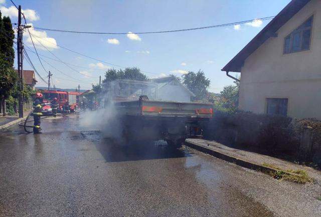 Camion mistuit de flăcări pe o stradă din Fălticeni