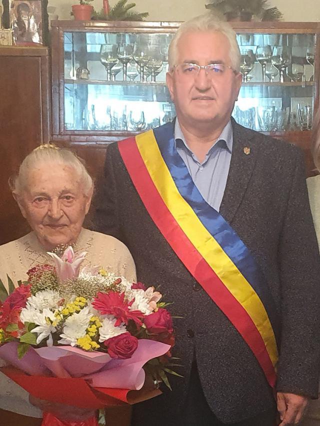 Ion Lungu i-a oferit Mariei Grijincu o diplomă de excelență din partea Primăriei Suceava