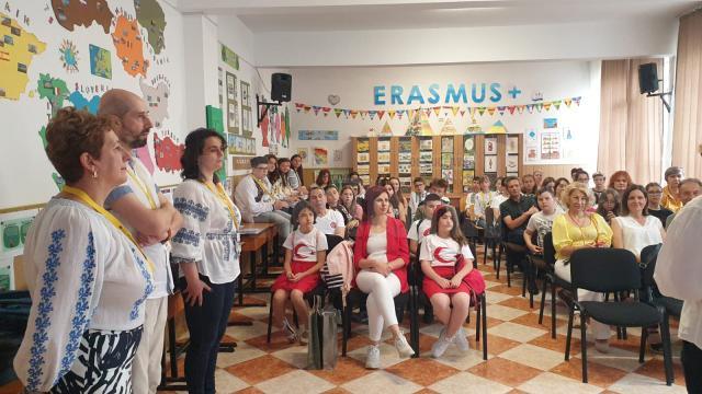 Elevi și profesori din Lituania, Grecia, Portugalia, Slovacia și Turcia la Școala Gimnazială Nr. 4 Suceava, într-o experiență de mobilitate Erasmus+, în cadrul proiectului „Let's go to learn outside !”