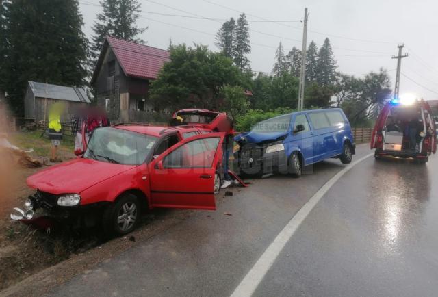 Cele două mașini implicate în accidentul de pe DN 17, la limita dintre Suceava și Bistrița