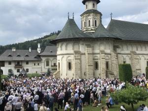 Pelerini din toată ţara, Republica Moldova și Ucraina au participat la hramul Mănăstirii Putna