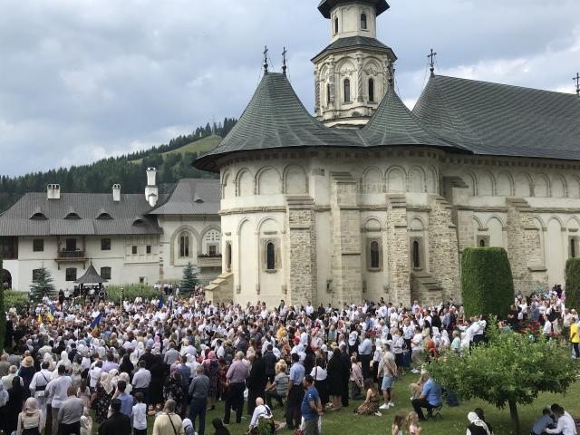 Pelerini din toată ţara, Republica Moldova și Ucraina au participat la hramul Mănăstirii Putna