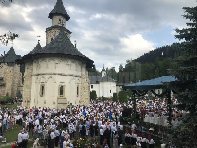 Mii de pelerini au fost prezenți la Sărbătoarea Sfântului Voievod Ştefan cel Mare de la Mănăstirea Putna