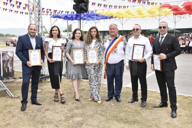 Primarul Gheorghe Fron alături de o parte din noii cetățeni de onoare ai comunei