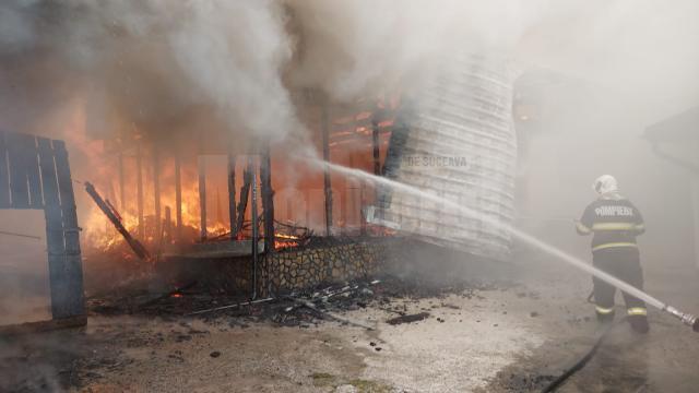O întreagă gospodărie a fost mistuită de un incendiu devastator