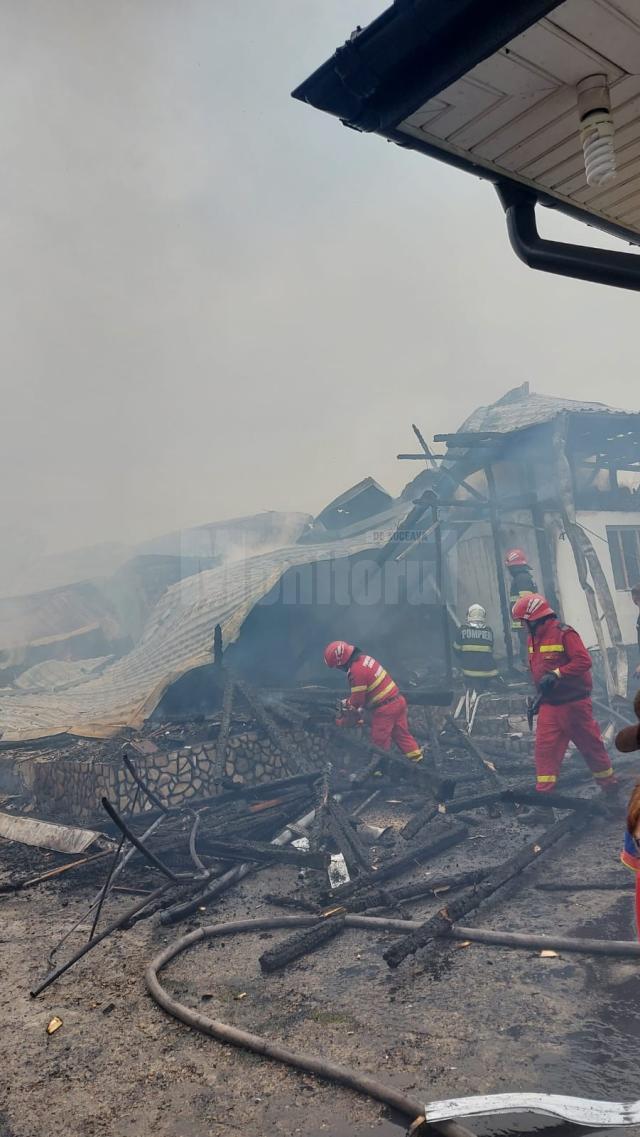 O întreagă gospodărie a fost mistuită de un incendiu devastator