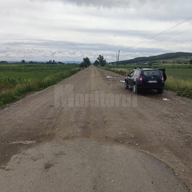 Asfaltul dispare pe kilometri întregi pe raza comunei Udești și nu numai