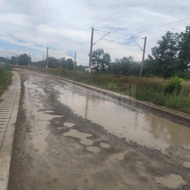 Halul în care a ajuns DJ 208A Suceava - Dolhasca pe multe porțiuni