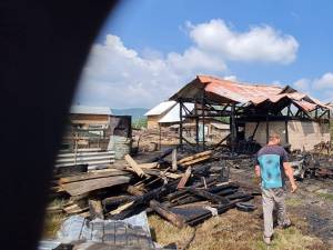 Arhiepiscopia Sucevei a demarat o campanie umanitară pentru ajutorarea unei familii din Vârfu Dealului, rămasă pe drumuri după un incendiu puternic