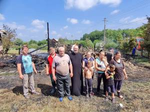 Arhiepiscopia Sucevei a demarat o campanie umanitară pentru ajutorarea unei familii din Vârfu Dealului, rămasă pe drumuri după un incendiu puternic
