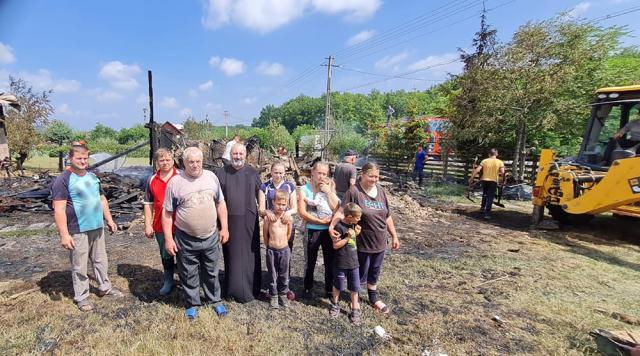 Arhiepiscopia Sucevei a demarat o campanie umanitară pentru ajutorarea unei familii din Vârfu Dealului, rămasă pe drumuri după un incendiu puternic