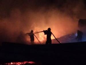 Gospodăria unei familii plecate la muncă în străinătate, mistuită de incendiu