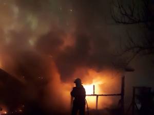Pompierii au intervenit în plină noapte la stingerea incendiului