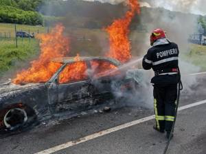 Două autoturisme marca Mercedes au ars în aceeași zi. Foto turnulsfatului.ro